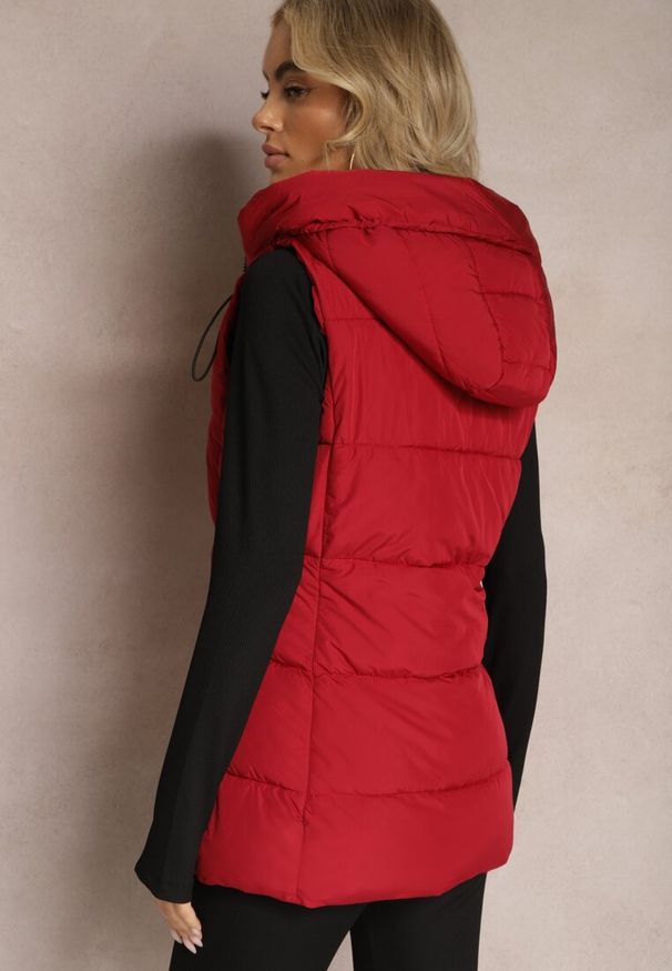 Renee - Czerwona Kamizelka z Kapturem Pikowana Superra. Typ kołnierza: kaptur. Kolor: czerwony. Długość rękawa: bez rękawów. Styl: klasyczny