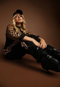 Renee - Czarny Komplet Dresowy z Panterkowymi Wstawkami Bluza i Spodnie Wide Leg Redrie. Kolor: czarny. Materiał: dresówka. Wzór: motyw zwierzęcy, aplikacja