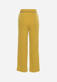 Born2be - Żółte Szerokie Spodnie Zapinane z boku na Suwak z Ozdobnym Łańcuchem Grazioso. Okazja: do pracy, na spotkanie biznesowe. Kolor: żółty. Materiał: satyna. Styl: klasyczny, elegancki, biznesowy #4