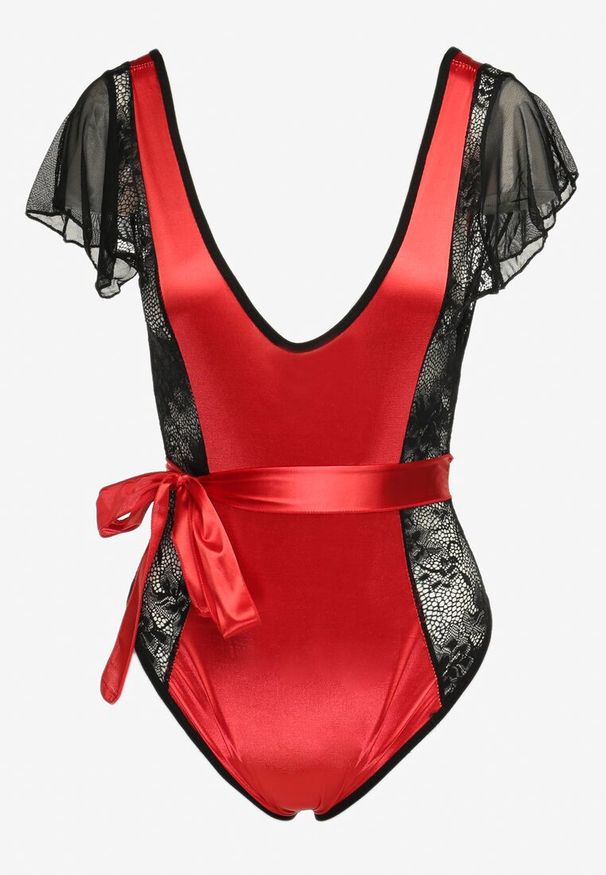 Born2be - Czerwone Połyskujące Body z Trójkątnym Dekoltem Ozdobione Koronką i Wstążką Zaraei. Kolor: czerwony. Materiał: koronka. Wzór: koronka, aplikacja