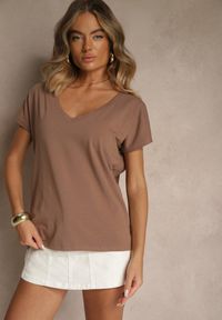 Renee - Ciemnobeżowy T-shirt z Bawełny z Dekoltem w Serek Linithiela. Typ kołnierza: dekolt w serek. Kolor: beżowy. Materiał: bawełna. Sezon: lato #3