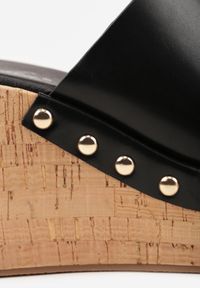 Renee - Czarne Klapki na Korkowej Platformie i Koturnie z Nitami Aezira. Okazja: na co dzień. Kolor: czarny. Materiał: jeans. Obcas: na koturnie. Styl: casual, elegancki #4