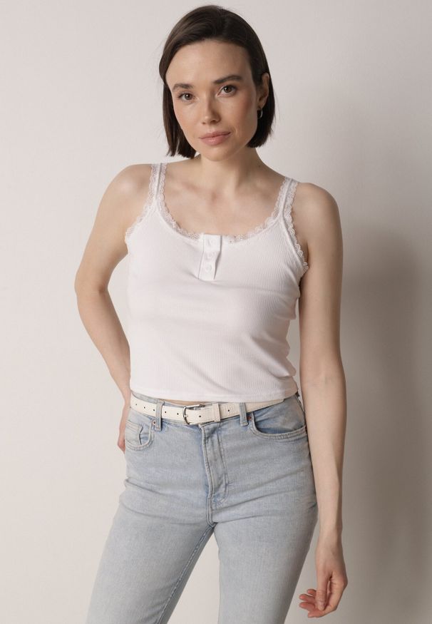 Born2be - Biały Top z Bawełny Ozdobiony Guzikami i Koronką przy Dekolcie Beralie. Okazja: na co dzień. Kolor: biały. Materiał: bawełna, koronka. Wzór: aplikacja, koronka. Styl: casual, elegancki, klasyczny
