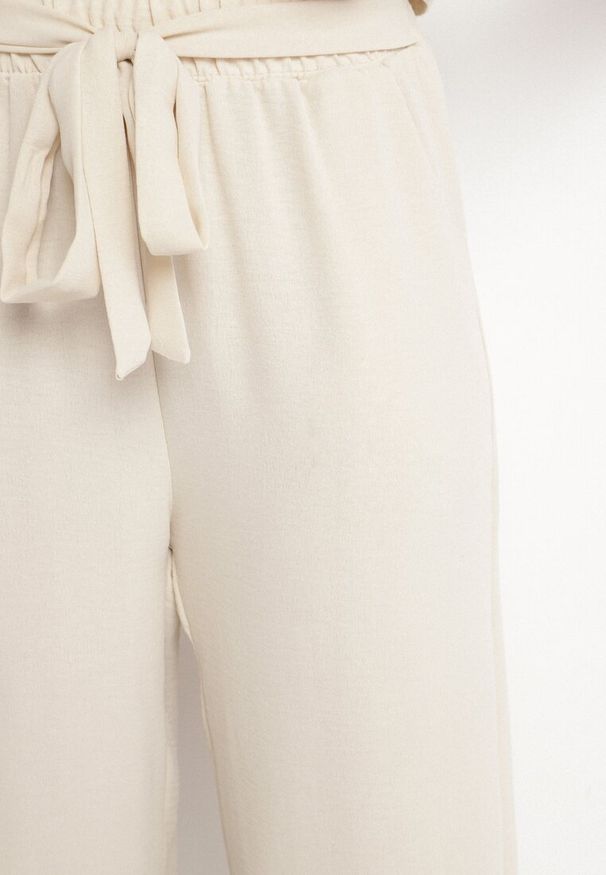 Born2be - Beżowe Szerokie Spodnie z Wiskozą i Wysokim Stanem Ozdobione Wiązaniem Selwia. Okazja: na co dzień. Stan: podwyższony. Kolor: beżowy. Materiał: wiskoza. Wzór: aplikacja. Sezon: lato. Styl: klasyczny, casual