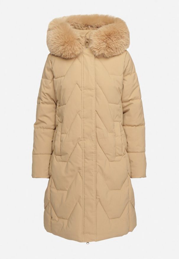 Born2be - Beżowa Kurtka Pikowana o Długim Fasonie z Kapturem i Futrem Vertizola. Okazja: na spacer, na co dzień. Typ kołnierza: kaptur. Kolor: beżowy. Materiał: futro. Długość: długie. Styl: elegancki, casual