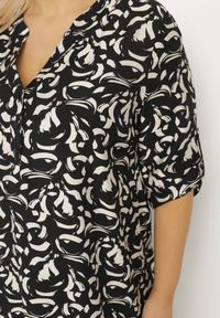 Born2be - Czarna Koszula z Wiskozą w Abstrakcyjny Wzór Clarivana. Okazja: na co dzień. Typ kołnierza: dekolt w serek. Kolekcja: plus size. Kolor: czarny. Materiał: wiskoza. Długość rękawa: długi rękaw. Długość: długie. Styl: klasyczny, casual, elegancki #3