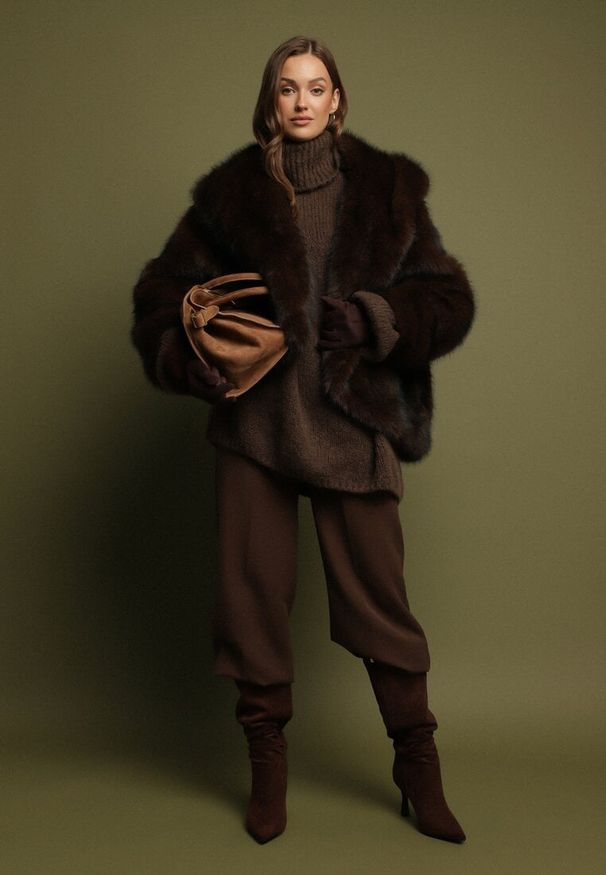 Born2be - Brązowa Kurtka Futerko o Kroju Oversize z Kapturem Nalienta. Okazja: na co dzień. Typ kołnierza: kaptur. Kolor: brązowy. Materiał: futro. Styl: casual, elegancki