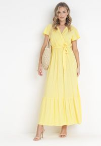 Born2be - Żółta Sukienka Diomeira. Kolor: żółty. Materiał: tkanina. Wzór: gładki, jednolity. Typ sukienki: kopertowe. Styl: klasyczny, elegancki. Długość: maxi