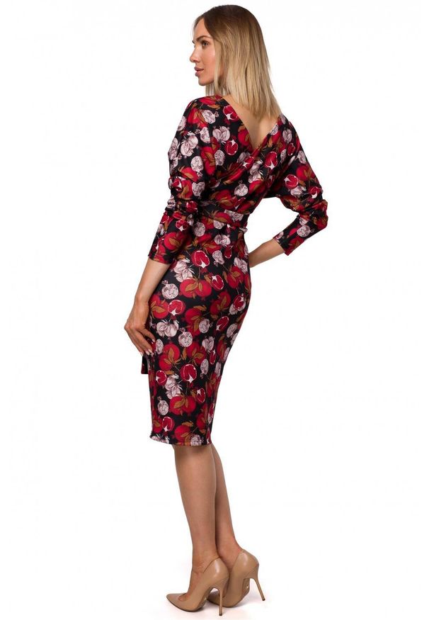 MOE - Elegancka kopertowa ołówkowa sukienka z nadrukiem. Materiał: dzianina, materiał, elastan. Wzór: nadruk. Typ sukienki: kopertowe, ołówkowe. Styl: elegancki. Długość: midi