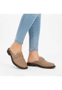 Klapki damskie Armodo, skórzane typu mule z zabudowanym noskiem i ozdobnym paskiem z klamrą osadzone na niskim obcasie, beżowe, 1720. Okazja: na co dzień. Kolor: beżowy. Materiał: skóra. Sezon: wiosna, lato. Obcas: na obcasie. Styl: casual, elegancki, klasyczny. Wysokość obcasa: niski #8