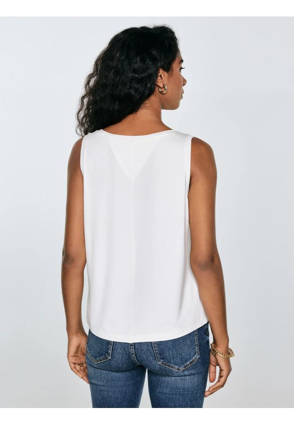 Big-Star - Koszulka damska na ramiączkach z wiskozy biała Pistima 100. Okazja: na co dzień. Typ kołnierza: dekolt w serek. Kolor: biały. Materiał: wiskoza. Długość rękawa: na ramiączkach. Wzór: aplikacja. Sezon: lato. Styl: klasyczny, casual, elegancki