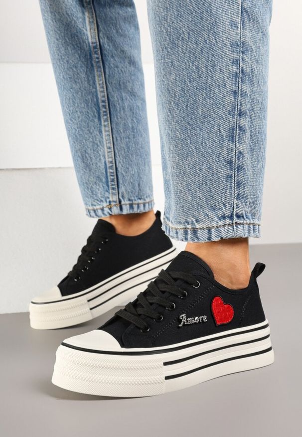 Renee - Czarne Trampki na Grubej Podeszwie z Aplikacją i Napisem Eheria. Okazja: na co dzień. Zapięcie: bez zapięcia. Kolor: czarny. Materiał: jeans. Wzór: aplikacja, napisy. Styl: klasyczny, casual