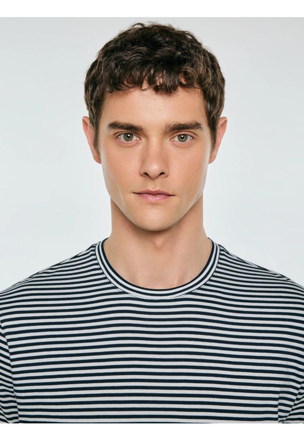 Big-Star - Koszulka męska w paski granatowa Garri 403. Okazja: na co dzień. Kolor: niebieski. Materiał: dzianina, bawełna. Wzór: paski. Styl: casual, klasyczny