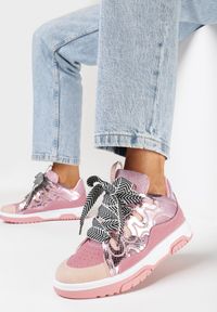 Born2be - Różowe Sneakersy z Ozdobnym Sznurowaniem i Brokatem Nevesa. Kolor: różowy