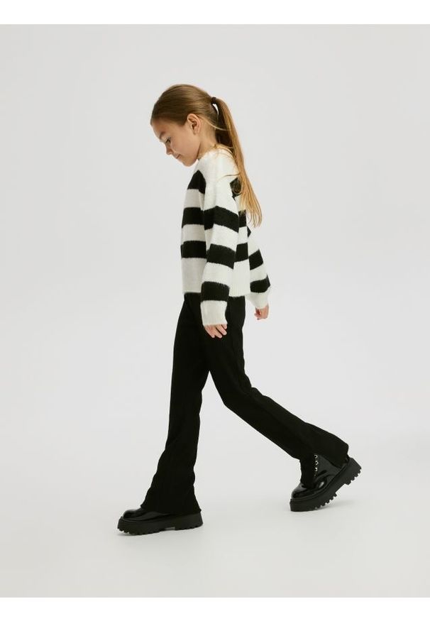 Reserved - Prążkowane spodnie flare - czarny. Kolor: czarny. Materiał: prążkowany