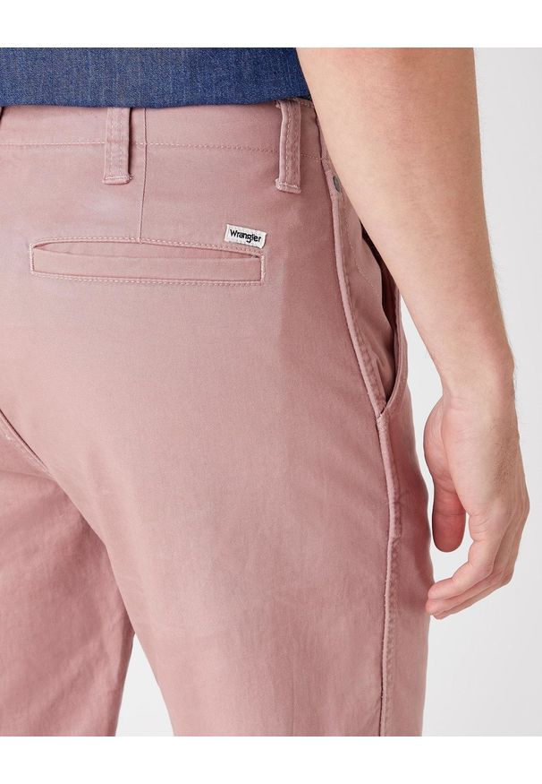 Wrangler - SPODENKI MĘSKIE WRANGLER CASEY CHINO SHORTS DUSTY PINK W1C150P30 112127690