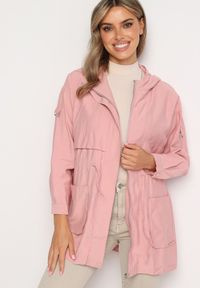 Born2be - Różowa Kurtka Parka z Nieodpinanym Kapturem i Troczkiem w Pasie Mevarie. Okazja: na co dzień. Kolor: różowy. Materiał: jeans. Wzór: aplikacja. Styl: casual, sportowy #4