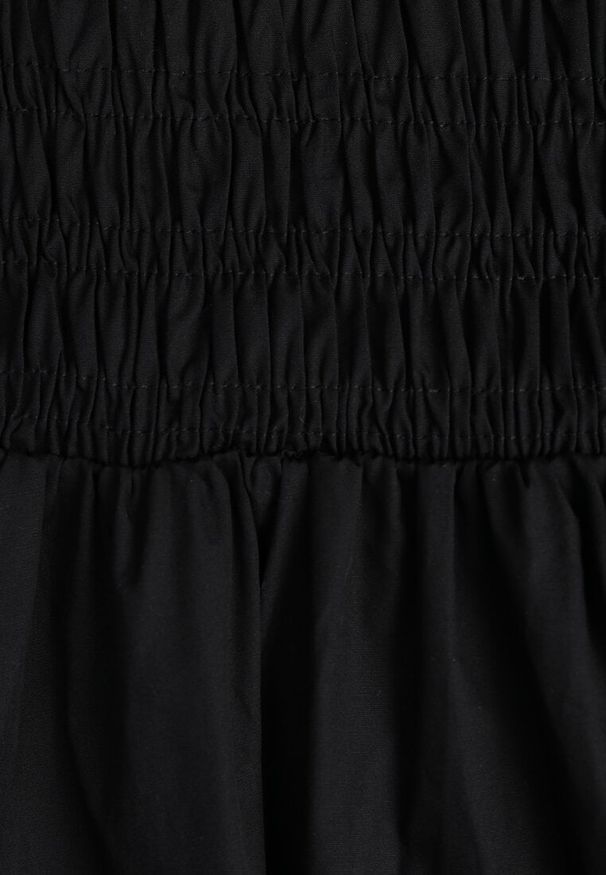 Renee - Czarna Sukienka Drop Waist Bez Rękawów Zdobiona Marszczeniem Natinelle. Okazja: na co dzień. Kolor: czarny. Długość rękawa: bez rękawów. Wzór: aplikacja. Styl: elegancki, casual