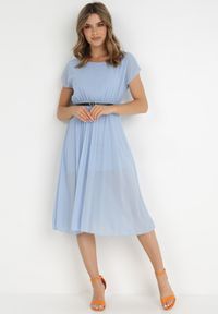 Born2be - Niebieska Sukienka z Paskiem Omphenia. Kolor: niebieski. Długość rękawa: krótki rękaw. Typ sukienki: plisowane. Styl: klasyczny. Długość: midi #4