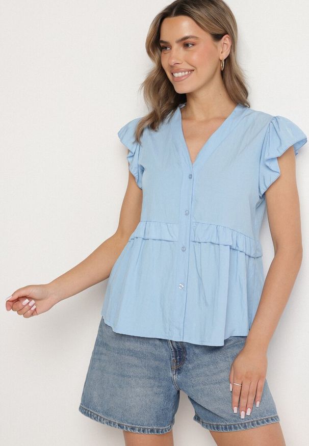 Born2be - Niebieska Koszula z Wiskozą z Falbankami i Dekoltem w Kształcie Litery V Alivienne. Okazja: na co dzień. Typ kołnierza: kołnierz z falbankami, dekolt w kształcie V. Kolor: niebieski. Materiał: wiskoza. Długość rękawa: krótki rękaw. Długość: krótkie. Styl: casual