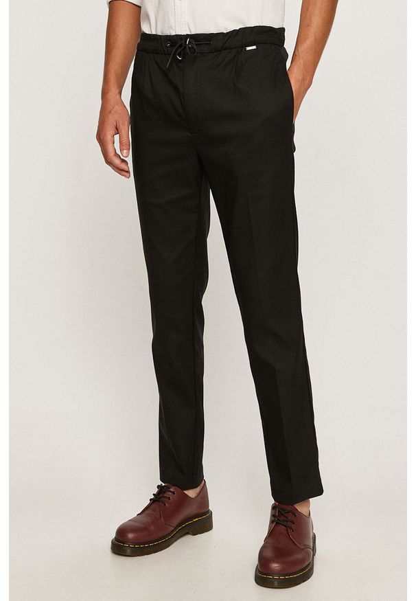 Calvin Klein - Spodnie. Kolor: czarny. Materiał: tkanina, poliester, wiskoza, elastan. Wzór: gładki