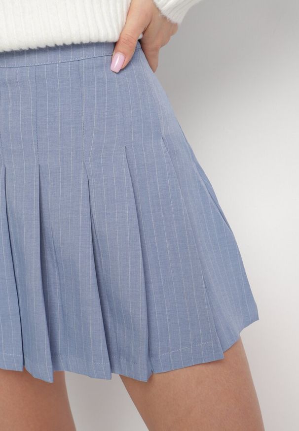 Born2be - Niebieska Plisowana Spódnica z Wiskozą z Podszewką w Kształcie Szortów Lavtewin. Okazja: na co dzień, na spacer. Kolor: niebieski. Materiał: wiskoza. Styl: casual