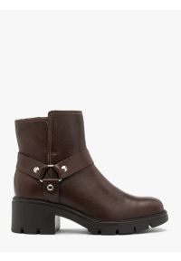 Ryłko - Ciemnobrązowe botki biker boots. Okazja: na co dzień. Nosek buta: okrągły. Zapięcie: zamek. Kolor: brązowy. Szerokość cholewki: normalna. Materiał: skóra. Obcas: na obcasie. Styl: street, casual, rockowy. Wysokość obcasa: średni