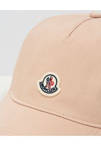 MONCLER - Różowa czapka z logo. Kolor: fioletowy, wielokolorowy, różowy. Materiał: bawełna. Wzór: haft, aplikacja