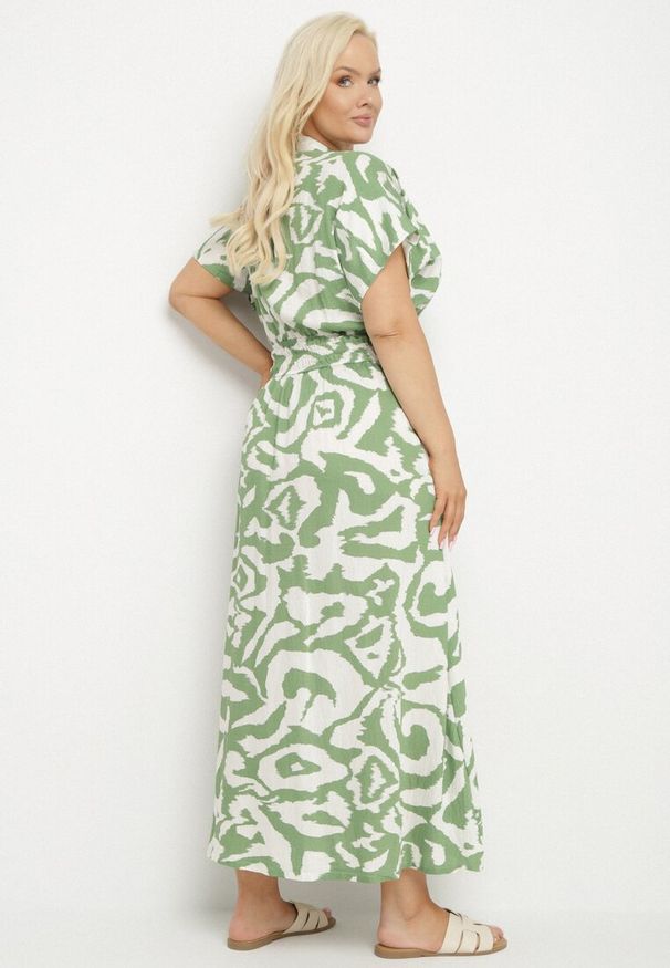 Born2be - Zielona Wiskozowa Sukienka o Koszulowym Kroju z Gumką w Talii Mevolirae. Okazja: na spacer, do pracy, na spotkanie biznesowe. Typ kołnierza: dekolt w kształcie V. Kolekcja: plus size. Kolor: zielony. Materiał: wiskoza. Typ sukienki: koszulowe. Styl: biznesowy