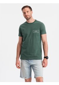 Ombre Clothing - Bawełniany t-shirt męski z nadrukiem na kieszonce Ombre Streetstyle – ciemnozielony V4 OM-TSCT-0108 - XXL. Okazja: na co dzień. Kolor: zielony. Materiał: bawełna. Wzór: nadruk. Styl: elegancki, casual, klasyczny #1