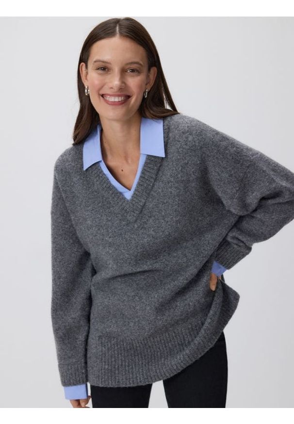 Reserved - Sweter z koszulowym kołnierzem - szary. Kolor: szary. Materiał: dzianina, wełna