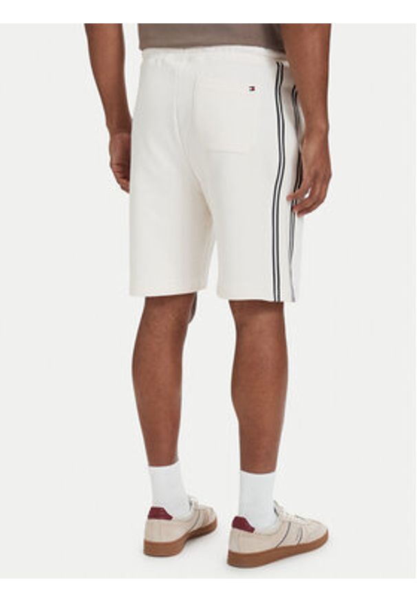 TOMMY HILFIGER - Tommy Hilfiger Szorty sportowe Crest Embroidery MW0MW42878 Beżowy jasny Relaxed Fit. Kolor: beżowy. Materiał: bawełna. Styl: sportowy