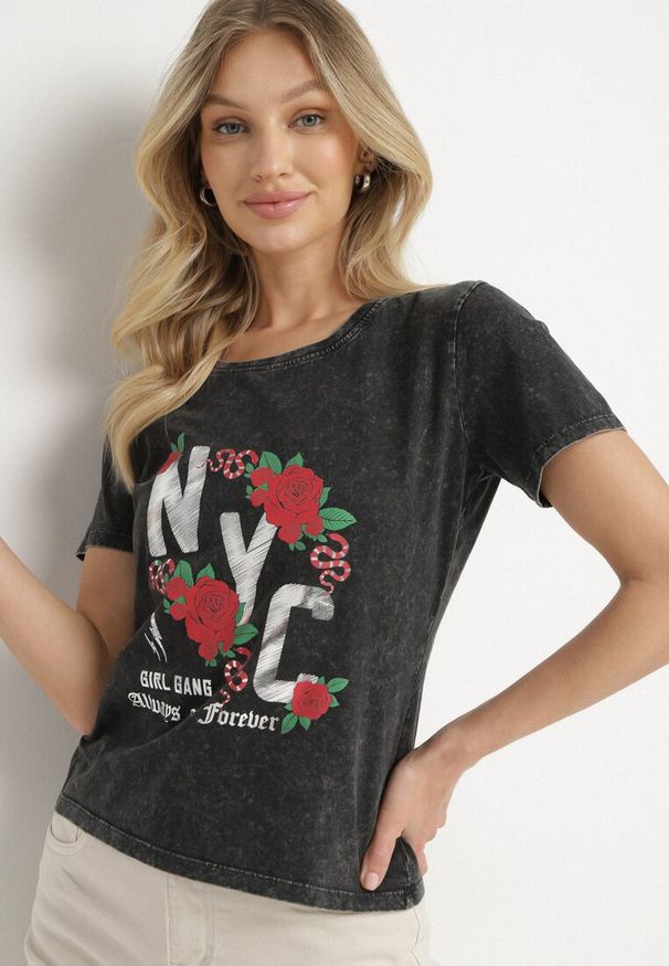 Born2be - Czarny T-shirt z Bawełny Ozdobiony Napisami i Kwiatami Savierele. Okazja: na co dzień. Kolor: czarny. Materiał: bawełna. Wzór: aplikacja, napisy, kwiaty. Styl: klasyczny, casual