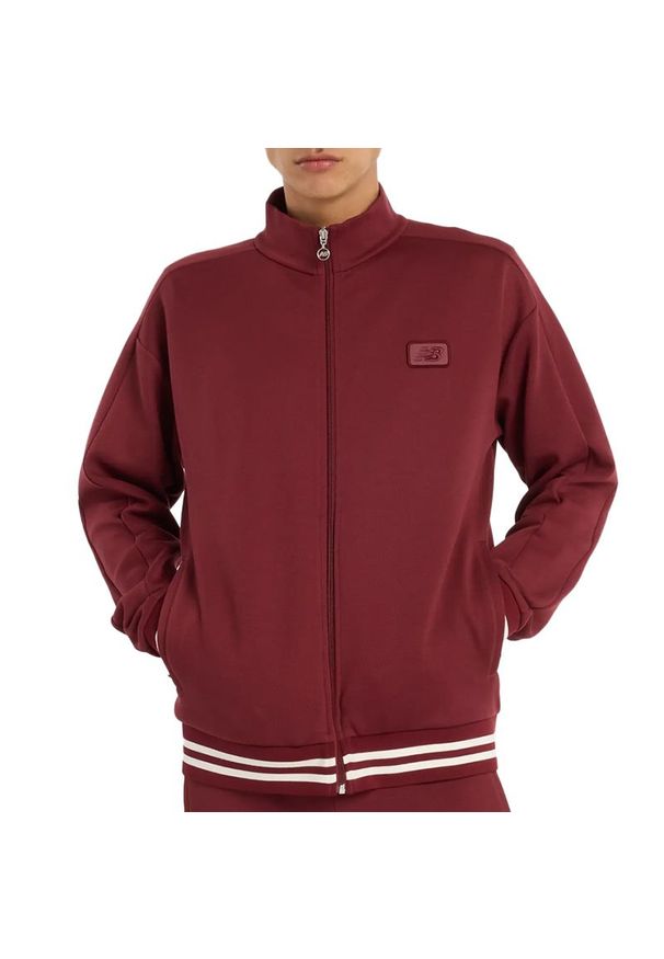 Bluza męska New Balance MJ53502MHB - bordowa. Okazja: na co dzień. Kolor: czerwony. Materiał: tkanina, materiał, poliester, skóra. Wzór: aplikacja. Styl: casual, sportowy