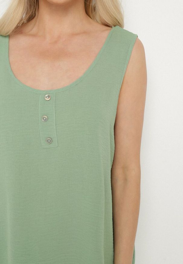 Born2be - Jasnozielony Top na Szerokich Ramiączkach Zdobiony Guzikami Jenadorea. Okazja: na co dzień. Kolor: zielony. Materiał: jeans. Długość rękawa: na ramiączkach. Wzór: aplikacja. Sezon: lato. Styl: casual