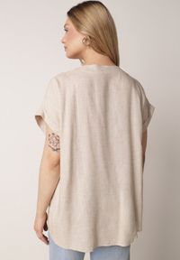 Born2be - Beżowa Nietoperzowa Bluzka z Krótkim Rękawem z Lnem i Wiskozą Isirtila. Okazja: na co dzień, do pracy. Kolor: beżowy. Materiał: wiskoza, len. Długość rękawa: krótki rękaw. Długość: krótkie. Sezon: lato. Styl: casual, klasyczny, elegancki #5