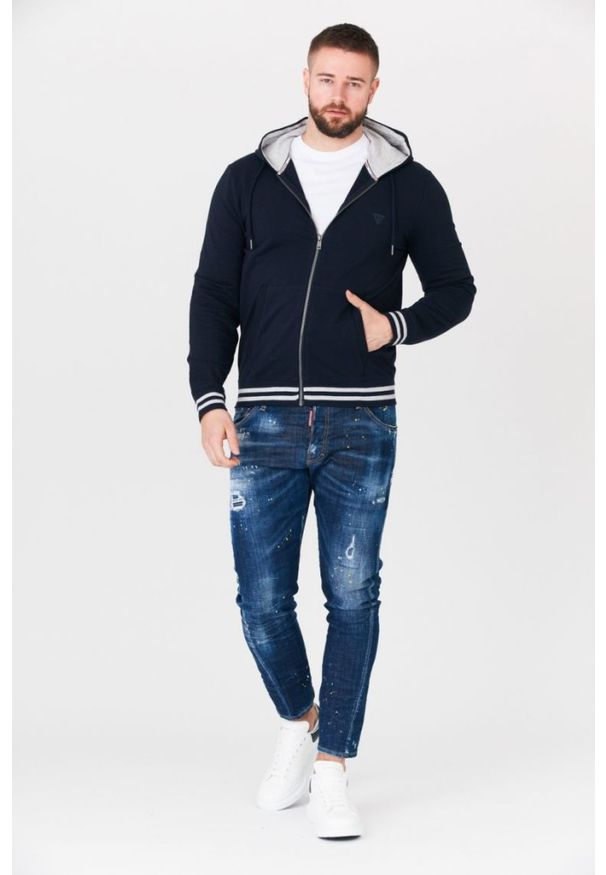 Guess - GUESS Granatowa bluza męska z kapturem na zamek. Typ kołnierza: kaptur. Kolor: niebieski. Wzór: aplikacja