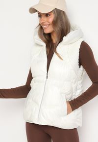 Born2be - Biała Pikowana Kamizelka z Kapturem i Ściągaczami Timorae. Okazja: na spacer. Typ kołnierza: kaptur. Kolor: biały. Materiał: jeans #1
