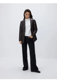 Reserved - Sweter z ozdobną aplikacją - kremowy. Kolor: kremowy. Materiał: wiskoza, dzianina. Wzór: aplikacja