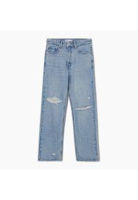 Cropp - Błękitne jeansy straight z przetarciami - Niebieski. Kolor: niebieski