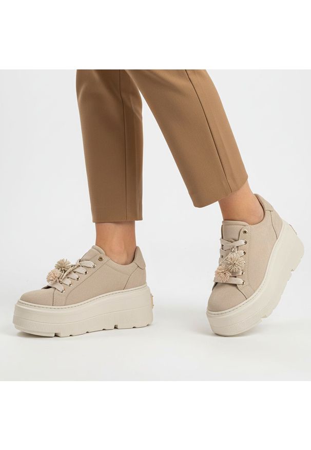 CheBello - Sneakersy damskie Chebello, ze skóry naturalnej na wysokiej platformie z klasycznym sznurowaniem i dekoracyjnymi chwostami, beżowe, 5002_-194-000-PSK. Okazja: na co dzień. Kolor: beżowy. Materiał: skóra. Szerokość cholewki: normalna. Obcas: na platformie. Styl: klasyczny