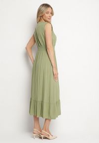 Born2be - Zielona Wiskozowa Sukienka o Kopertowym Kroju z Falbanką Uliria. Kolor: zielony. Materiał: wiskoza. Typ sukienki: kopertowe. Styl: elegancki #2