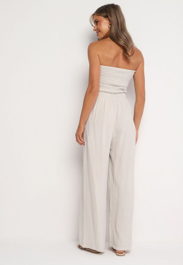 Born2be - Beżowy Bawełniany Taliowany Kombinezon Góra Bandeau Wykończona Gumkami Moranna. Okazja: na co dzień. Kolor: beżowy. Materiał: bawełna. Sezon: lato. Styl: casual, klasyczny