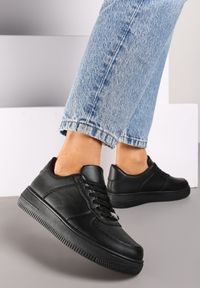 Born2be - Czarne Płaskie Klasyczne Sneakersy z Metalową Aplikacją Vlindra. Okazja: na spotkanie biznesowe, do pracy, na co dzień. Kolor: czarny. Materiał: jeans. Wzór: aplikacja #6