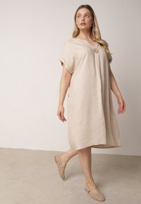 Born2be - Beżowa Pudełkowa Sukienka z Lnem i Wiskozą Zdobiona Metalicznym Guzikiem Phisoth. Okazja: na co dzień, do pracy, na spotkanie biznesowe. Kolekcja: plus size. Kolor: beżowy. Materiał: wiskoza, len. Wzór: aplikacja. Sezon: lato. Typ sukienki: dla puszystych, proste. Styl: casual, biznesowy, elegancki #2