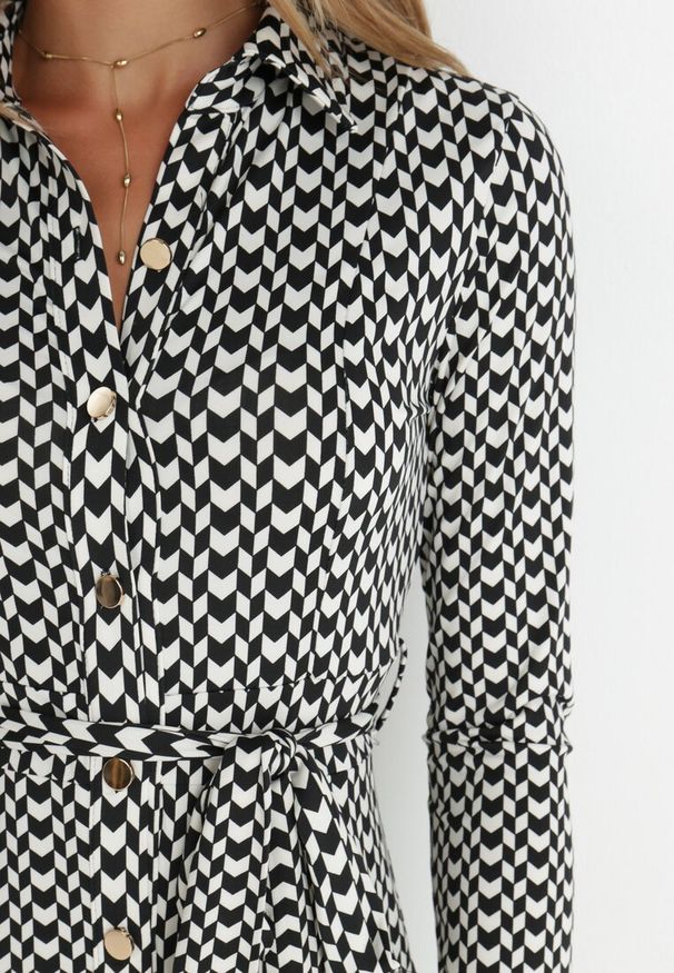 Born2be - Czarna Sukienka Rozkloszowana Długa Def. Kolor: czarny. Materiał: dzianina, materiał. Wzór: geometria. Typ sukienki: dopasowane, koszulowe. Styl: klasyczny. Długość: maxi