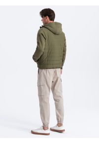 Ombre Clothing - Pikowana męska kurtka z kapturem i dzianinowymi rękawami – oliwkowa V4 - Rozmiar: M. Typ kołnierza: kaptur. Kolor: oliwkowy. Materiał: dzianina. Wzór: gładki. Styl: sportowy, elegancki #9