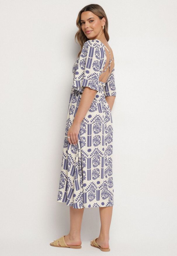 Born2be - Niebiesko-Kremowa Sukienka Wiskozowa Rozkloszowana z Odkrytymi Plecami w Print Boho Turaisa. Okazja: na co dzień. Typ kołnierza: dekolt w kształcie V. Kolor: niebieski. Materiał: wiskoza. Długość rękawa: długi rękaw. Wzór: nadruk. Typ sukienki: proste, rozkloszowane. Styl: boho