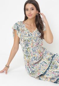 Born2be - Biało-Beżowa Rozkloszowana Sukienka Maxi z Marszczoną Gumką w Pasie i Falbanami z Wiskozy Wilsey. Typ kołnierza: kołnierz z falbankami. Kolor: biały. Materiał: wiskoza. Długość rękawa: bez rękawów. Wzór: aplikacja, kwiaty. Długość: maxi #3