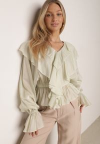 Born2be - Zielona Bluzka Elegancka z Falbanami z Rozszerzanymi Rękawami Irintora. Okazja: na co dzień. Kolor: zielony. Materiał: jeans. Długość: długie. Styl: elegancki #1